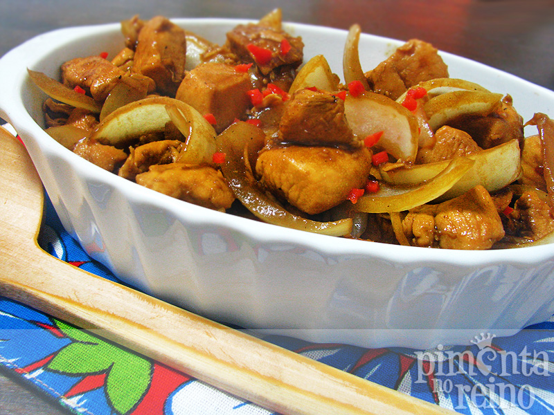 Frango xadrez comida típica chinesa servida com frango e pimentão