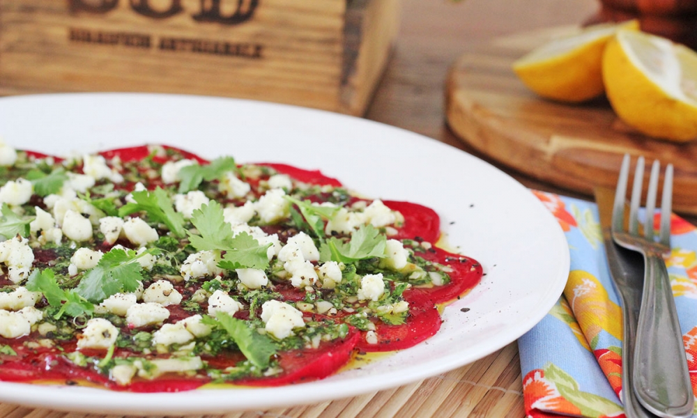 Carpaccio de beterraba com pesto de coentro