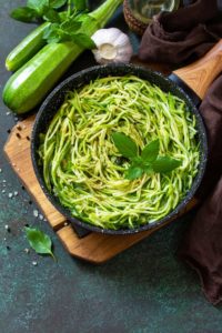 espaguete de abobrinha com pesto