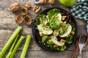 como usar frutas na salada