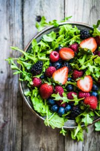 salada com frutas vermelhas